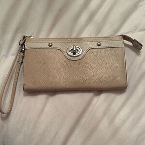 Coach Penelope Zippy wristlet clutch in pebbled leather tan with cream. NWOT.
